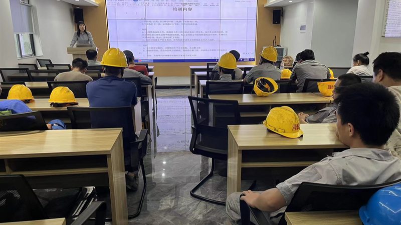 以下是一些电工培训教材推荐：