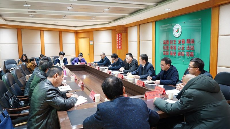 然而，学历教育也存在一定的局限性：